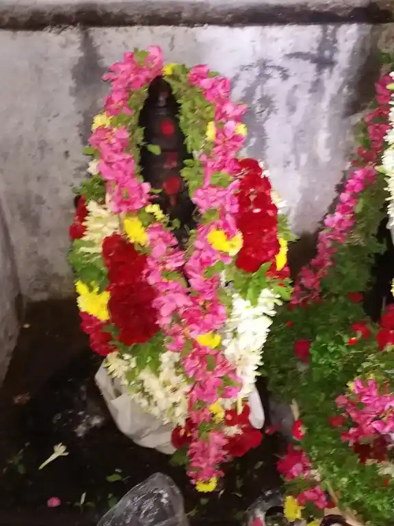 Arulmigu Thevarmalai Perumal Temple, Gurunathanayakanur - 624622 அருள்மிகு தேவர்மலை பெருமாள் திருக்கோயில், Gurunathanayakanur - 624622, Dindigul - Ancient Temple Architecture and History Image 2