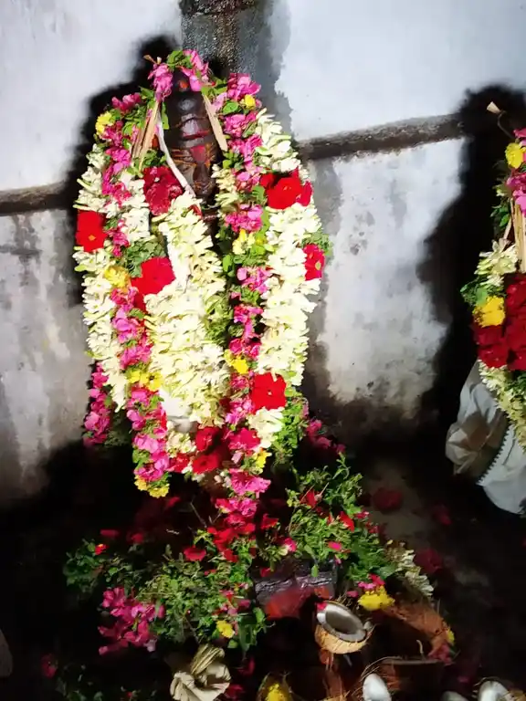 Arulmigu Thevarmalai Perumal Temple, Gurunathanayakanur - 624622 அருள்மிகு தேவர்மலை பெருமாள் திருக்கோயில், Gurunathanayakanur - 624622, Dindigul - Ancient Temple Architecture and History Image 3