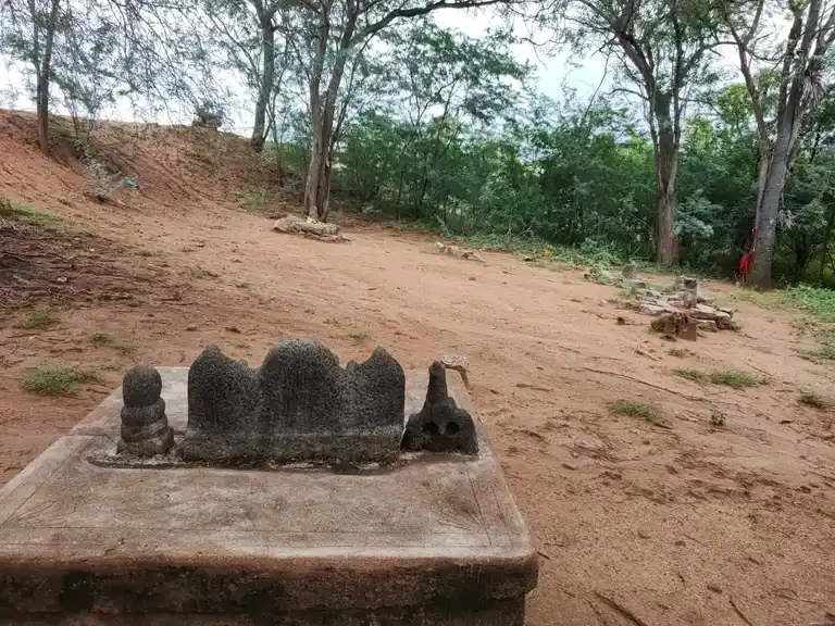 Arulmigu Thiiruvettai Ayyanar Temple, Kudanchadi - 630506 அருள்மிகு. திருவேட்டை அய்யனார் திருக்கோயில், Kudanchadi - 630506, Sivagangai - Ancient Temple Architecture and History Image 2