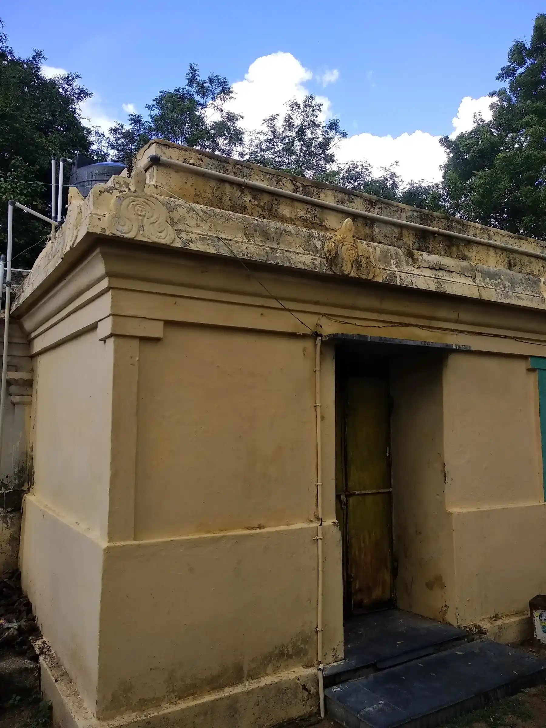 Arulmigu Thillai Mariyamman Temple, Alangudi - 612801 அருள்மிகு தில்லைமாரியம்மன் திருக்கோயில், ஆலங்குடி, Alangudi - 612801, Thiruvarur - Ancient Temple Architecture and History Image 4