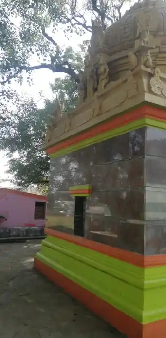 Arulmigu Thimmarayaswamy Temple, East Side Of The School, Naduvanapalli - 635121 அருள்மிகு திம்மராய சுவாமி திருக்கோயில், East Side Of The School, Naduvanapalli - 635121, Krishnagiri - Ancient Temple Architecture and History Image 2