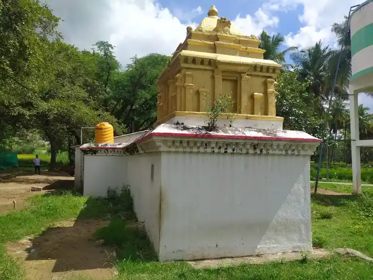 Arulmigu Thimmarayaswamy Temple, Malaiyandahalli - 635112 அருள்மிகு திம்மராயசுவாமி திருக்கோயில், மலையாண்டஹள்ளி - 635112, Krishnagiri - Ancient Temple Architecture and History Image 4