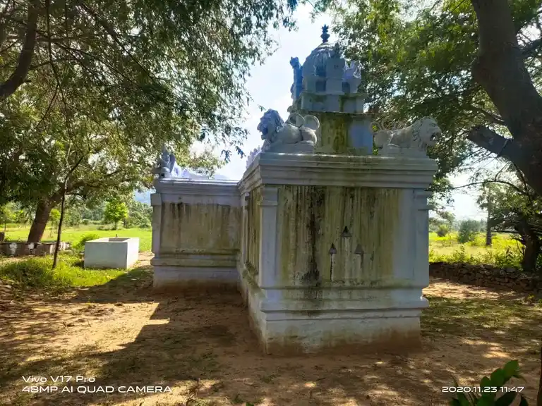 Arulmigu Thimmarayaswamy Temple, Near Naduvanapalli, Naralapalle - 635120 அருள்மிகு திம்மராய சுவாமி திருக்கோயில், Near Naduvanapalli, Naralapalle - 635120, Krishnagiri - Ancient Temple Architecture and History Image 4