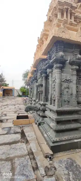 Arulmigu Thiripuranthaga Eswarar Temple, Sirukarumbur - 632521 அருள்மிகு திரிபிரந்தக ஈஸ்வரர் திருக்கோயில், சிருகரும்பூர் - 632521, Ranipet - Ancient Temple Architecture and History Image 4