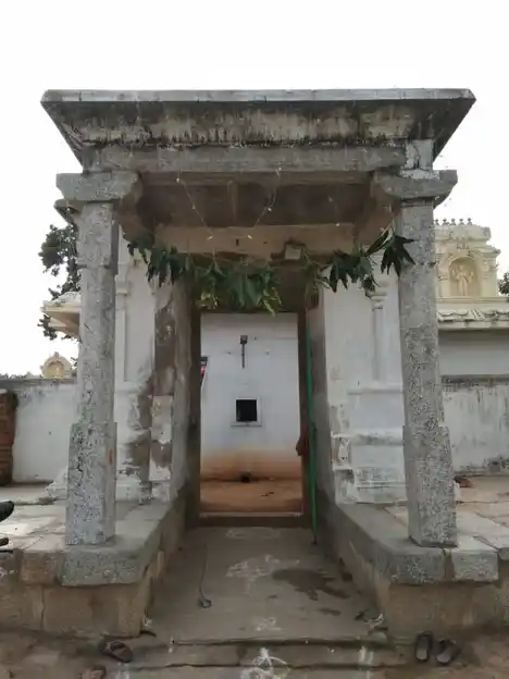 Arulmigu Thirubuvaneswarar Temple, S.Kulathur - 630653 அருள்மிகு திரிபுவனேஸ்வரர் திருக்கோயில், எஸ்.கொளத்தூா் - 630653, Ranipet - Ancient Temple Architecture and History Image 3