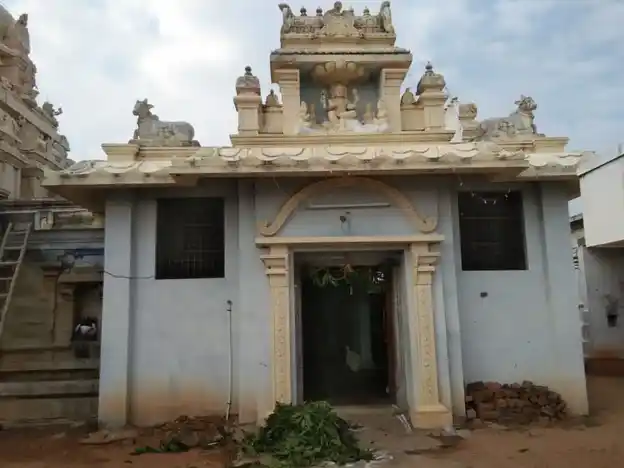 Arulmigu Thirubuvaneswarar Temple, S.Kulathur - 630653 அருள்மிகு திரிபுவனேஸ்வரர் திருக்கோயில், எஸ்.கொளத்தூா் - 630653, Ranipet - Ancient Temple Architecture and History Image 6