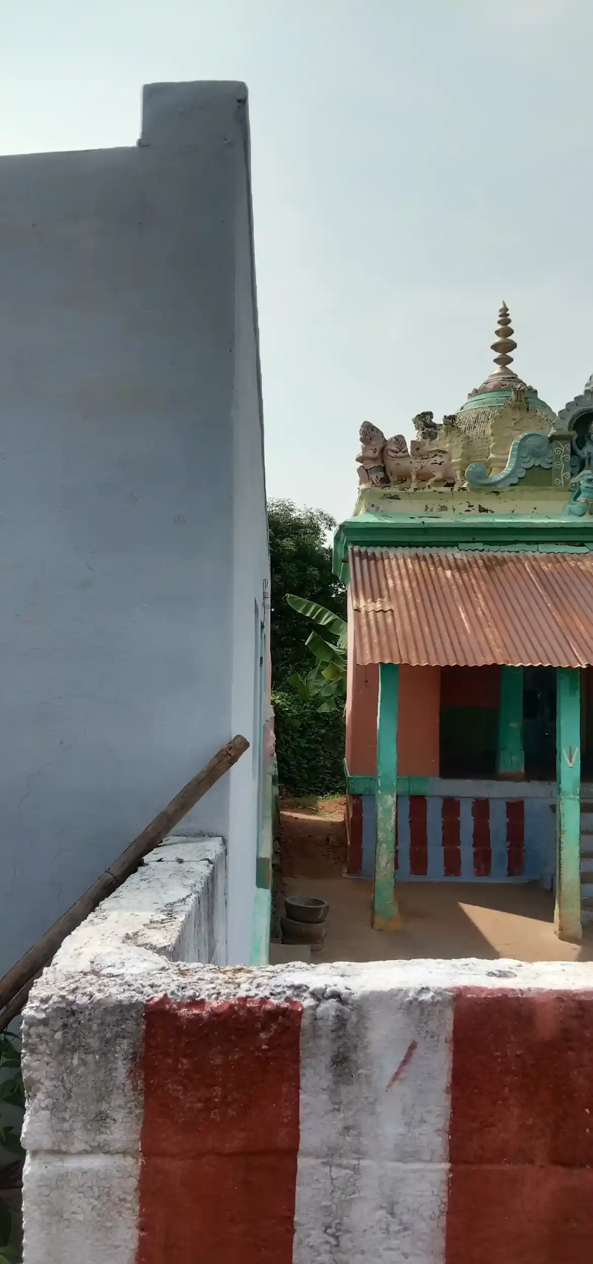 Arulmigu Thirumalairaya Perumal Temple, Erumalainayakanpatti - 625602 அருள்மிகு திருமலைராயப்பெருமாள் திருக்கோயில், Erumalainayakanpatti - 625602, Theni - Ancient Temple Architecture and History Image 2