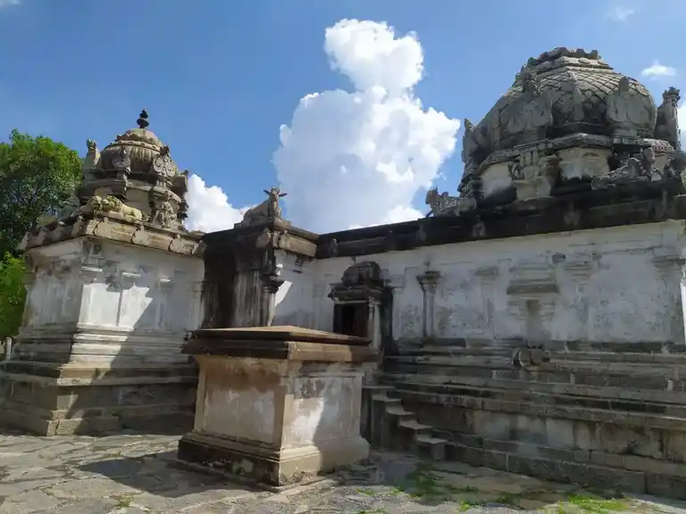 Arulmigu Thiruvaaleeswarar Temple, V.Saathanur - 605652 அருள்மிகு திருவாளீஸ்வரர் திருக்கோயில், V.Saathanur - 605652, Viluppuram - Ancient Temple Architecture and History Image 2