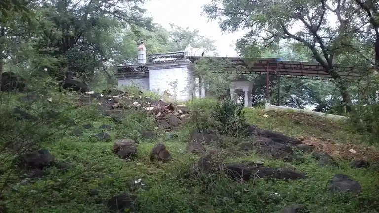 Arulmigu Thurusumalai Ayyanar Temple, Kulasekarankottai - 625218 அருள்மிகு துரதமலை அய்யனார் திருக்கோயில், Kulasekarankottai - 625218, Madurai - Ancient Temple Architecture and History Image 4