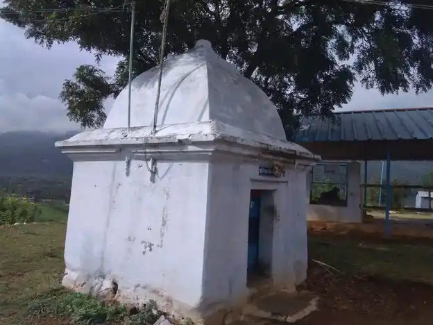 Arulmigu Udayadevar Mariamman Temple, Sukkampatti, Valasaiyur - 636114 அருள்மிகு உதயதேவர் மாரியம்மன் திருக்கோயில், சுக்கம்பட்டி, வலசையூர் - 636114, Salem - Ancient Temple Architecture and History Image 7