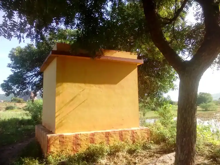 Arulmigu Vadakkuvasal Sellayi Amman Temple, Nadumuthalaikulam - 625514 அருள்மிகு வடக்கு வாயில் செல்லாயி அம்மன் திருக்கோயில், Nadumuthalaikulam - 625514, Madurai - Ancient Temple Architecture and History Image 3