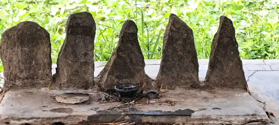 Arulmigu Vadavakkammaal Malai Temple, Perumpulli - 624802 அருள்மிகு வடவக்கம்மாள் மாலைக்கோயில். பெரும்புள்ளி, வேடசந்தூர் வட்டம் கோயில், Perumpulli - 624802, Dindigul - Ancient Temple Architecture and History Image 2