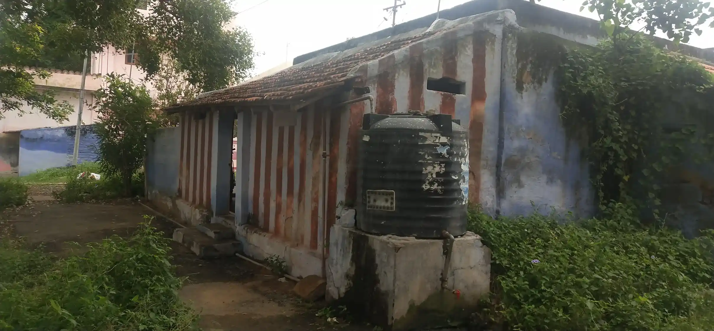 Arulmigu Vaikalora Hanumantharayaswamy Temple, Dharapuram - 638656 அருள்மிகு வாய்க்கால் ஓர அனுமந்தராயசாமி திருக்கோயில், தாராபுரம் - 638656, Tiruppur - Ancient Temple Architecture and History Image 2