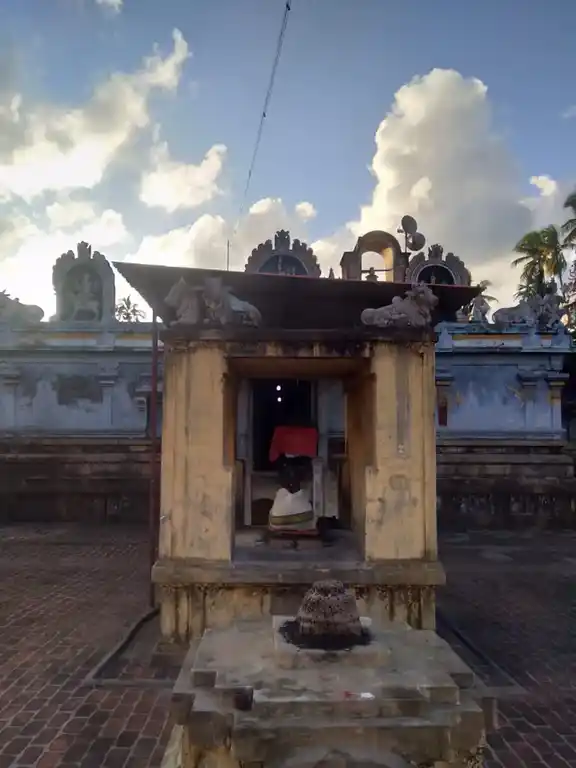 Arulmigu Valapuranathar Temple, Melaperumpallam - 609107 Temple