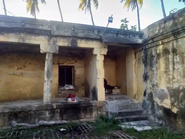 Arulmigu Valapuranathar Temple, Melaperumpallam - 609107 அருள்மிகு வலம்புரநாதர் சுவாமி திருக்கோயில், Melaperumpallam - 609107, Mayiladuthurai - Ancient Temple Architecture and History Image 3