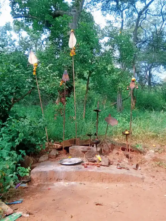 Arulmigu Valladikara Swamy And Veppangkudai Kannimaar Temple, Kudakipatti - 624401 அருள்மிகு வல்லடிக்காரசாமி மற்றும் வேப்பங்குடைகன்னிமார் திருக்கோயில், Kudakipatti - 624401, Dindigul - Ancient Temple Architecture and History Image 3