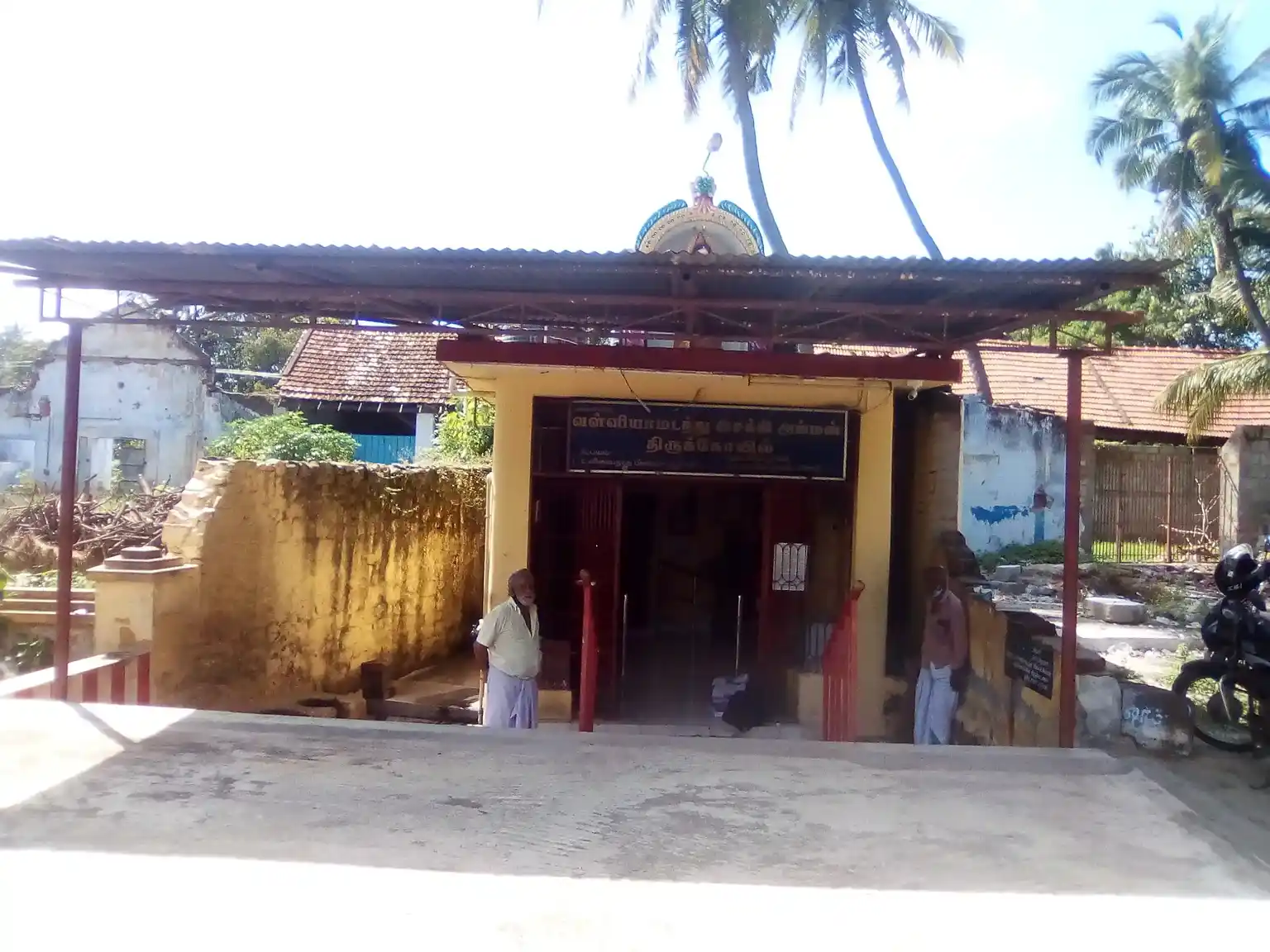 Arulmigu Valliyamadathu Esakiyamman Temple, Ozhukinacherry - 627001