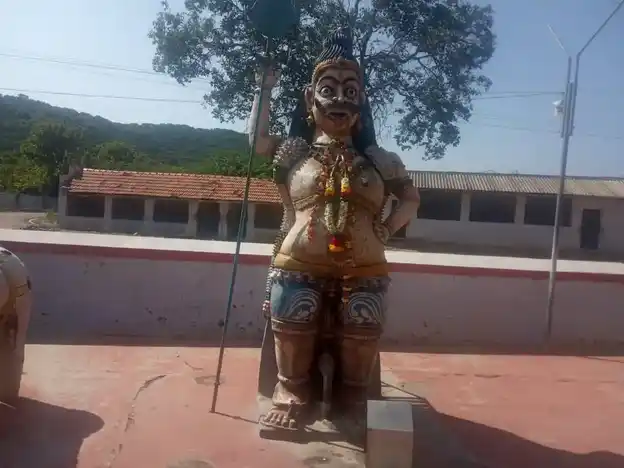 Arulmigu Vandikarruppansamy Temple, Ayalur, Thangamapatty - 624802 அருள்மிகு வண்டி கருப்பணசாமி திருக்கோயில், அயலூர், தங்கமபட்டி - 624802, Dindigul - Ancient Temple Architecture and History Image 3