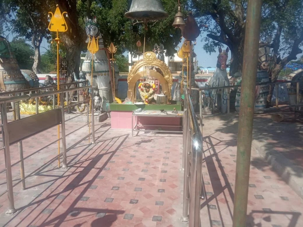 Arulmigu Vandikarruppansamy Temple, Ayalur, Thangamapatty - 624802 அருள்மிகு வண்டி கருப்பணசாமி திருக்கோயில், அயலூர், தங்கமபட்டி - 624802, Dindigul - Ancient Temple Architecture and History Image 6