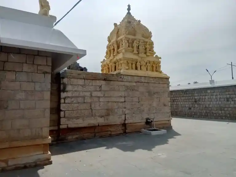Arulmigu Varadaraja Perumal Temple, Thuthipalayam, Kuthanatham - 637503 அருள்மிகு வரதராஜப்பெருமாள் திருக்கோயில், Thuthipalayam, Kuthanatham - 637503, Namakkal - Ancient Temple Architecture and History Image 2