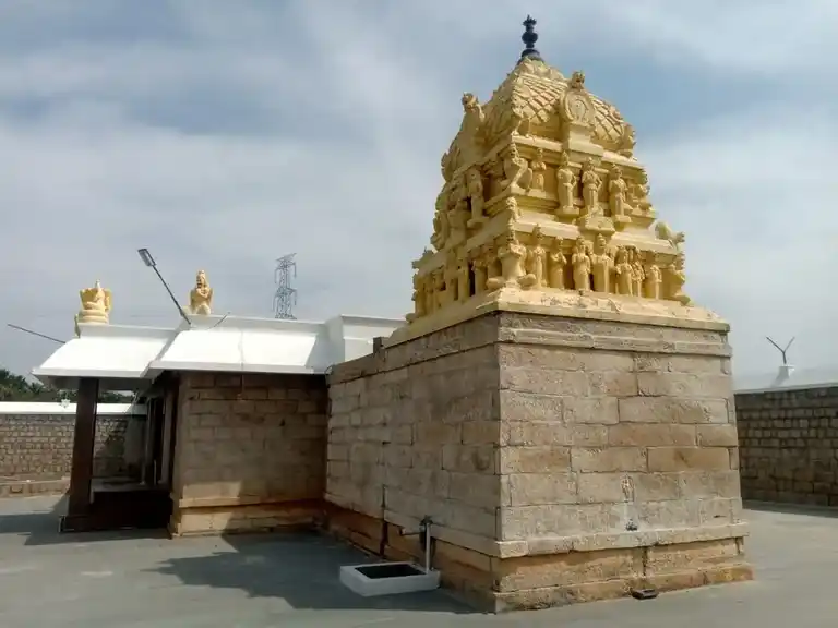 Arulmigu Varadaraja Perumal Temple, Thuthipalayam, Kuthanatham - 637503 அருள்மிகு வரதராஜப்பெருமாள் திருக்கோயில், Thuthipalayam, Kuthanatham - 637503, Namakkal - Ancient Temple Architecture and History Image 4