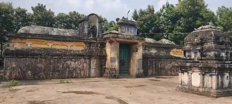 Arulmigu Varadharaja Perumal Temple, Manalmedu - 609201 அருள்மிகு வரதராஜபெருமாள் திருக்கோயில், Manalmedu - 609201, Mayiladuthurai - Ancient Temple Architecture and History Image 2