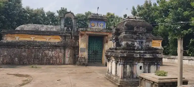 Arulmigu Varadharaja Perumal Temple, Manalmedu - 609201 அருள்மிகு வரதராஜபெருமாள் திருக்கோயில், Manalmedu - 609201, Mayiladuthurai - Ancient Temple Architecture and History Image 7