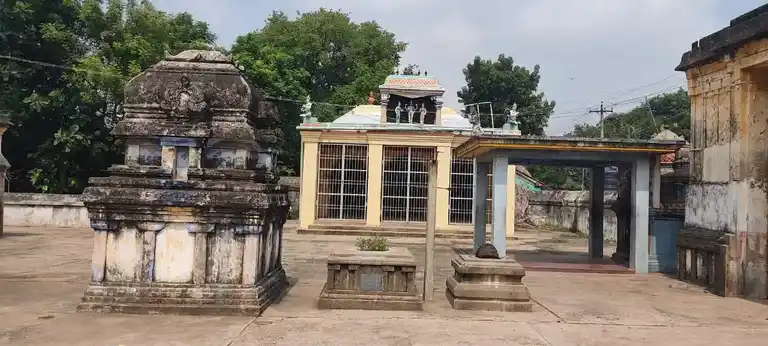 Arulmigu Varadharaja Perumal Temple, Manalmedu - 609201 அருள்மிகு வரதராஜபெருமாள் திருக்கோயில், Manalmedu - 609201, Mayiladuthurai - Ancient Temple Architecture and History Image 8