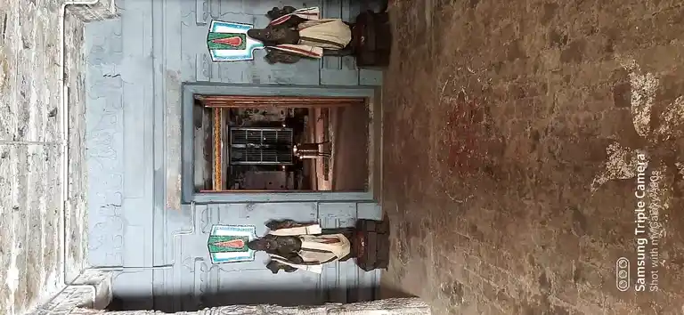 Arulmigu Varadharajaperumal Temple, Aranmanai Street, Thirumeniyarkoil - 609204 அருள்மிகு வரதராஜபெருமாள் திருக்கோயில், அரண்மனை தெரு, Thirumeniyarkoil - 609204, Mayiladuthurai - Ancient Temple Architecture and History Image 2