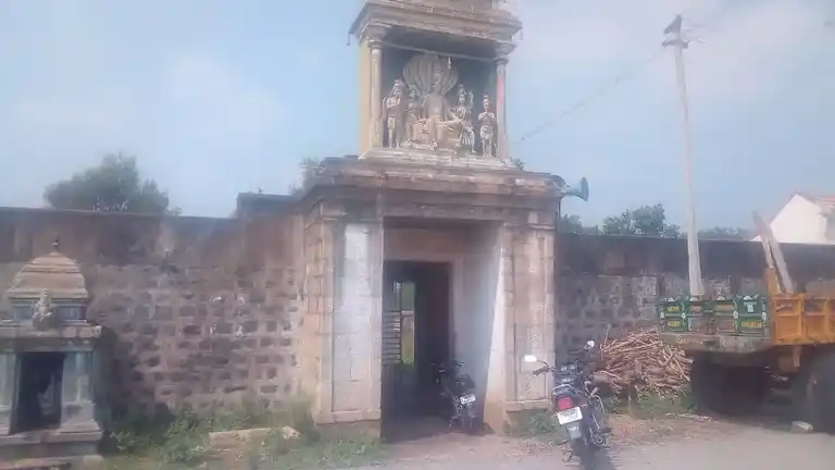 Arulmigu Varadharajaperumal Temple, Iluppaiyur - 621718 அருள்மிகு வரதராஜப்பெருமாள் திருக்கோயில், Iluppaiyur - 621718, Ariyalur - Ancient Temple Architecture and History Image 3