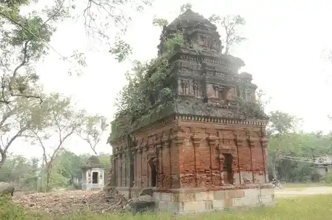 Arulmigu Varadharajaperumal Temple, Velampundi - 608304 Temple