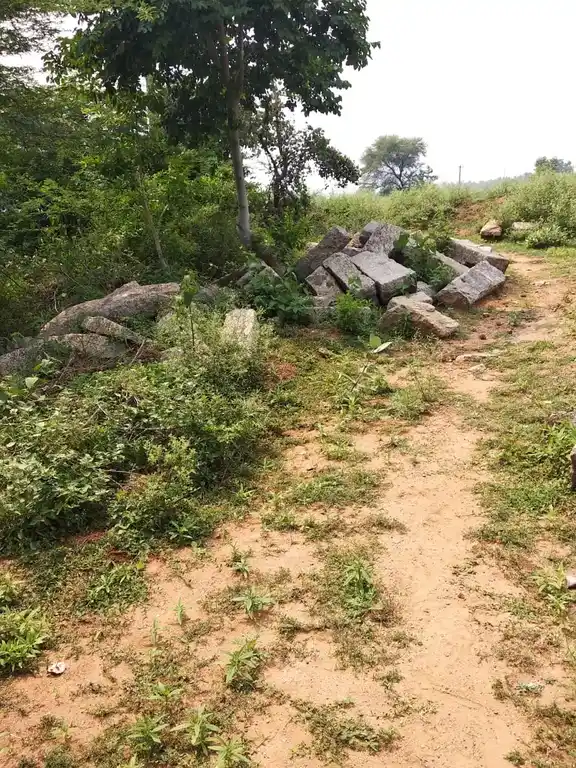 Arulmigu Varatharaja Perumal Temple, Kunnarampatti - 625101 அருள்மிகு வரதராஜப் பெருமாள் திருக்கோயில், Kunnarampatti - 625101, Madurai - Ancient Temple Architecture and History Image 4
