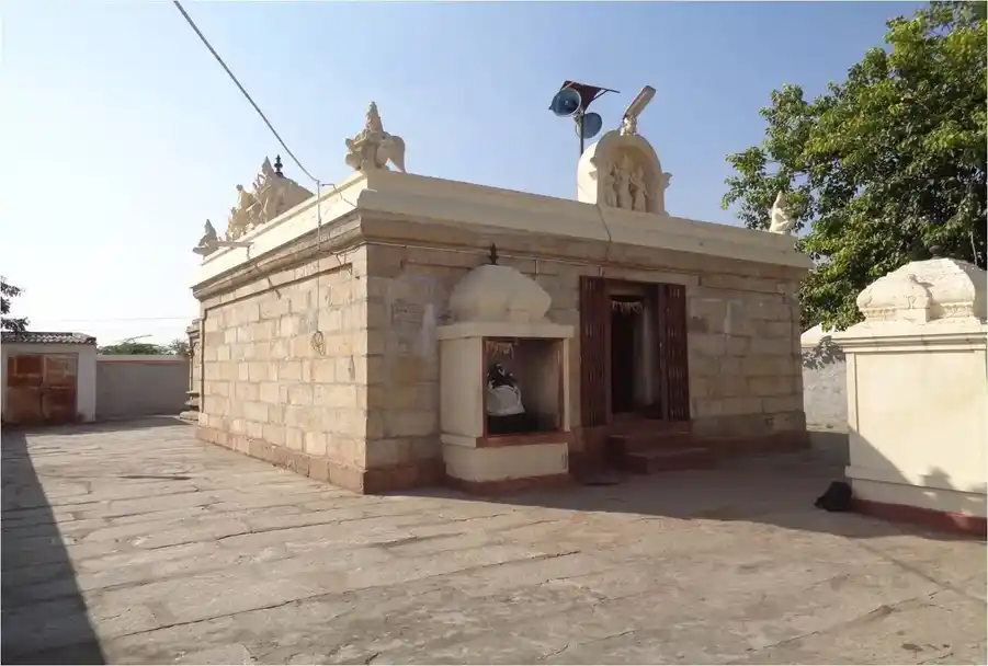 Arulmigu Varatharaja Perumal Temple, Sar.Periyapalayam - 641601 அருள்மிகு வரதராசப்பெருமாள் திருக்கோயில், Sar.Periyapalayam - 641601, Tiruppur - Ancient Temple Architecture and History Image 2