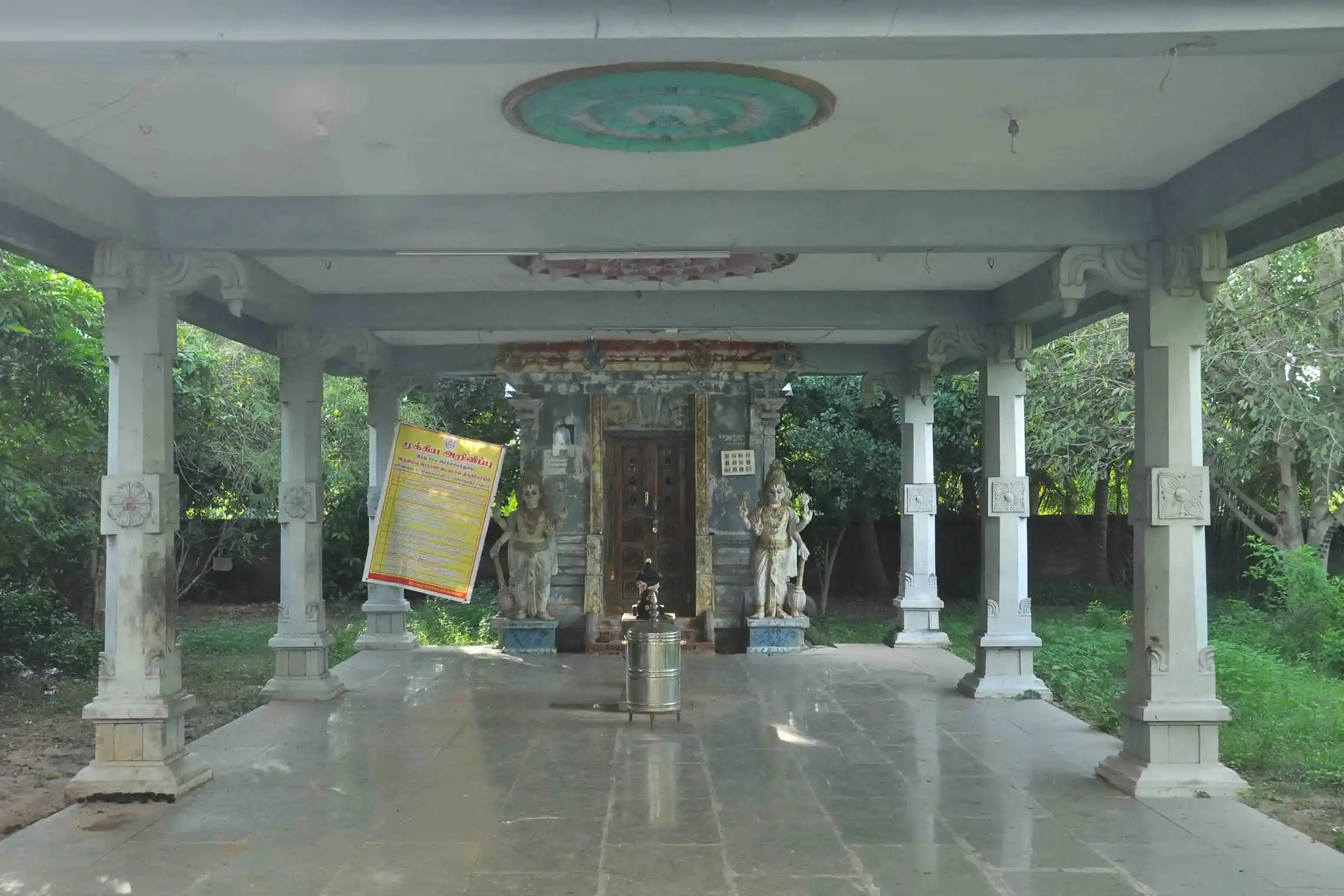 Arulmigu Varatharajaperumal Temple, Illupur, Illupur - 609306 அருள்மிகு வரதராஜப் பெருமாள் திருக்கோயில், ஹரிஹரன்கூடல், ஹரிஹரன்கூடல் - 609306, Mayiladuthurai - Ancient Temple Architecture and History Image 2