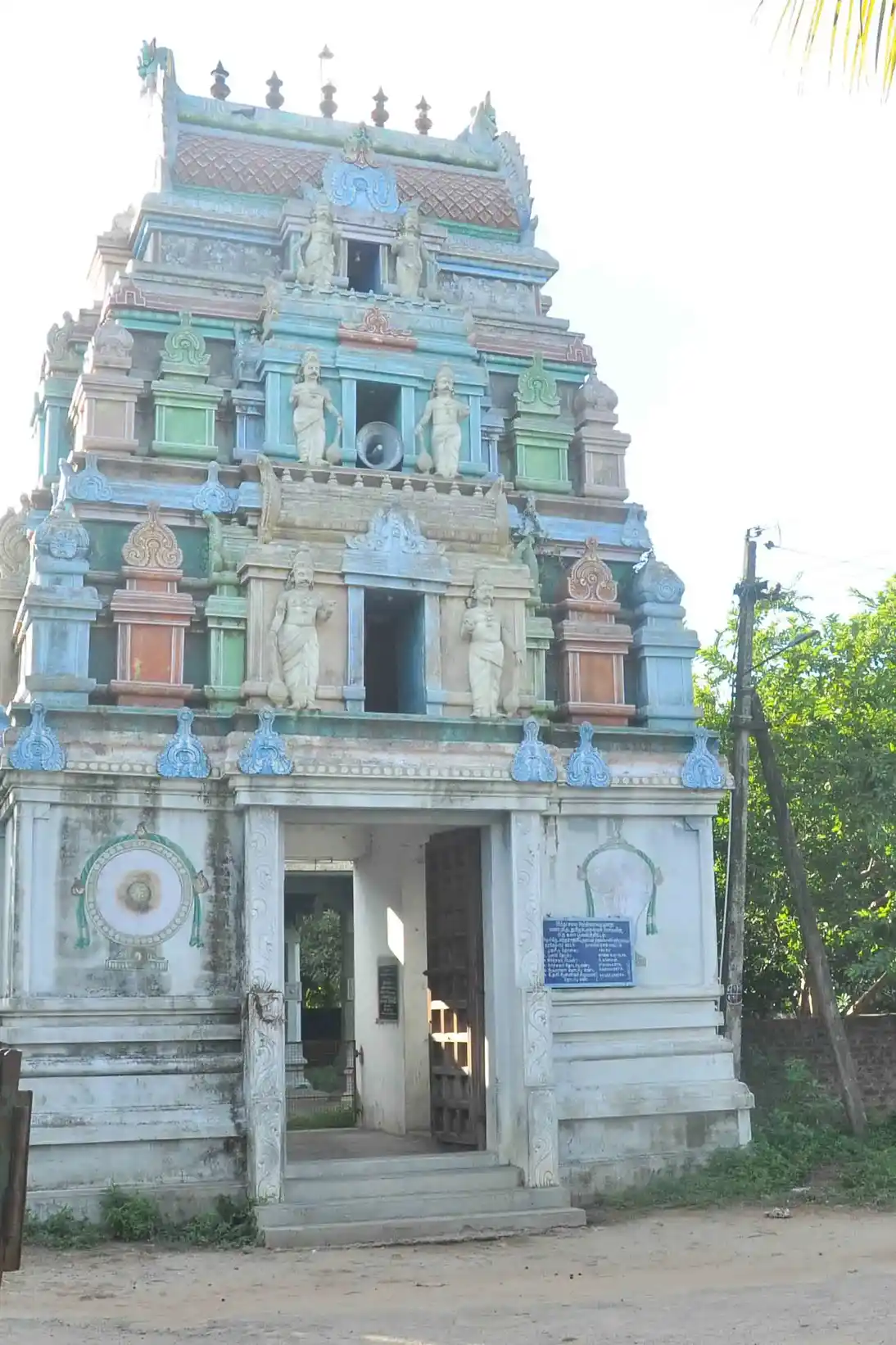 Arulmigu Varatharajaperumal Temple, Illupur, Illupur - 609306 அருள்மிகு வரதராஜப் பெருமாள் திருக்கோயில், ஹரிஹரன்கூடல், ஹரிஹரன்கூடல் - 609306, Mayiladuthurai - Ancient Temple Architecture and History Image 3