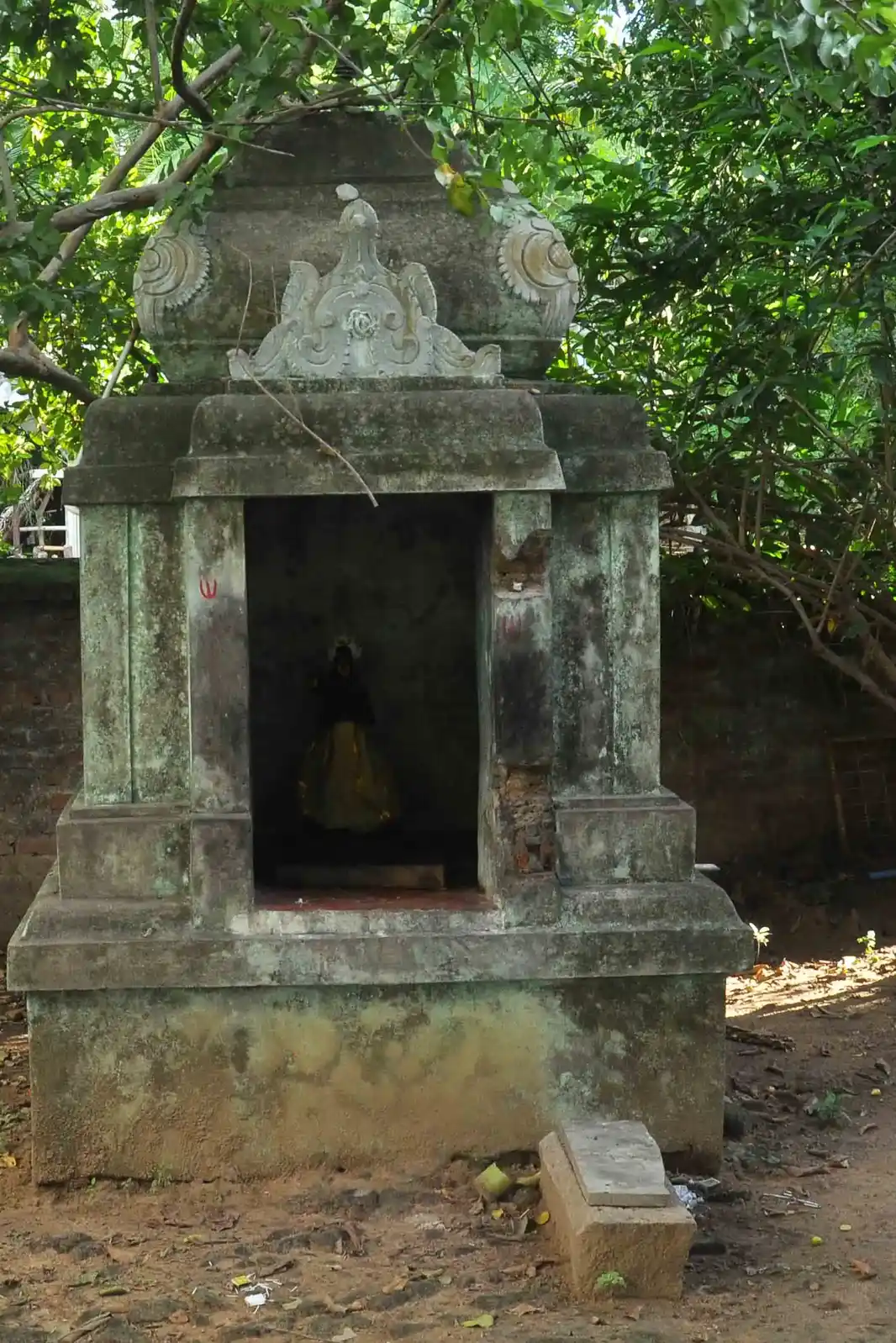 Arulmigu Varatharajaperumal Temple, Illupur, Illupur - 609306 அருள்மிகு வரதராஜப் பெருமாள் திருக்கோயில், ஹரிஹரன்கூடல், ஹரிஹரன்கூடல் - 609306, Mayiladuthurai - Ancient Temple Architecture and History Image 4