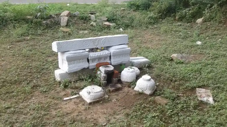 Arulmigu Varatharajaperumal Temple, Koombur - 624710 அருள்மிகு வரதராஜப்பெருமாள் திருக்கோயில், கூம்பூர் - 624710, Dindigul - Ancient Temple Architecture and History Image 2