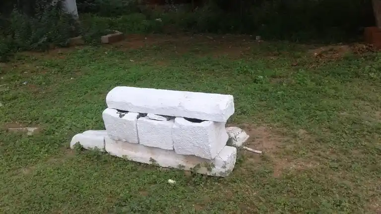 Arulmigu Varatharajaperumal Temple, Koombur - 624710 அருள்மிகு வரதராஜப்பெருமாள் திருக்கோயில், கூம்பூர் - 624710, Dindigul - Ancient Temple Architecture and History Image 11