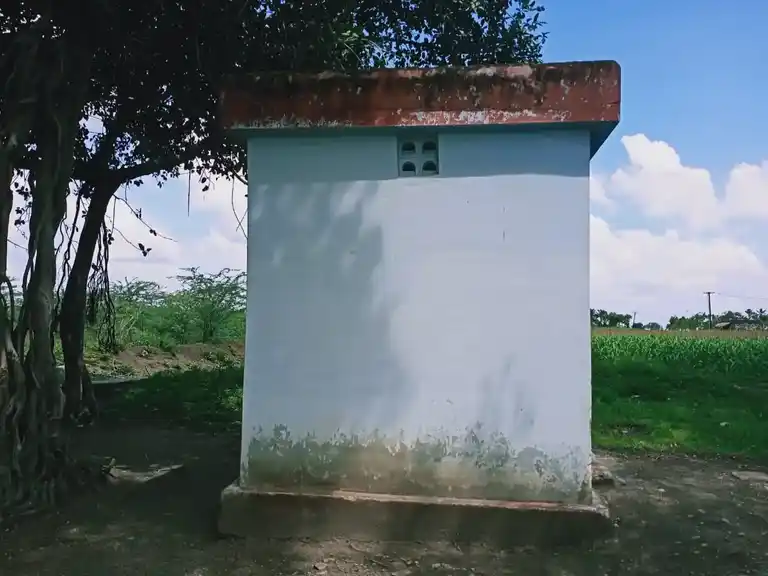 Arulmigu Varatharajaperumal Temple, Kumilangulam, Kumilangulam - 626130 அருள்மிகு வரதராஜப் பெருமாள் திருக்கோயில், குமிழங்குளம், குமிழங்குளம் - 626130, Virudhunagar - Ancient Temple Architecture and History Image 2