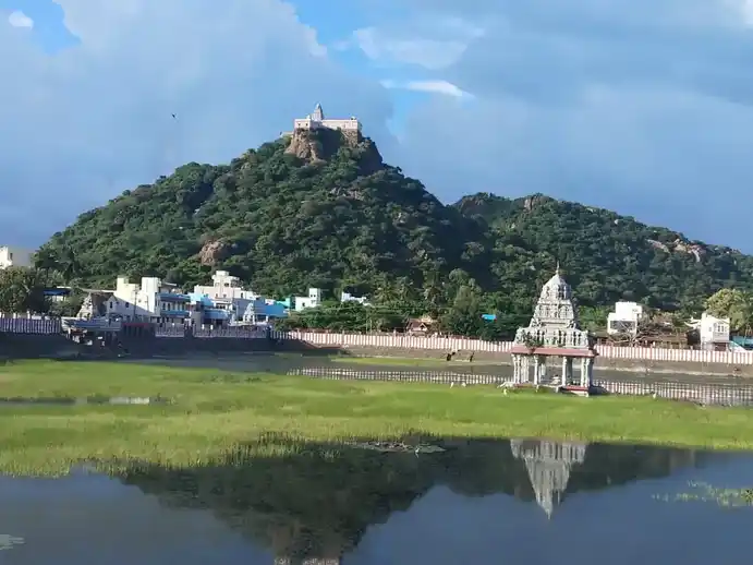 Arulmigu Vedagireeswarar Temple, Thirukkalukkundram - 603109 அருள்மிகு வேதகிரீஸ்வரர் திருக்கோயில், திருக்கழுக்குன்றம் நகர் மற்றும் வட்டம், திருக்கழுக்குன்றம் நகர் மற்றும் வட்டம் - 603109, Chengalpattu - Ancient Temple Architecture and History Image 4