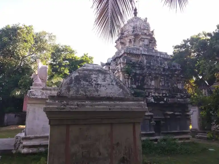 Arulmigu Vedhapureeswarar Kariyamanikkaperumal Temple, Valluvakudi - 609116 அருள்மிகு வேதபுரீஸ்வரர் கரியமாணிக்க பெருமாள் திருக்கோயில், Sirkali - 609116, Mayiladuthurai - Ancient Temple Architecture and History Image 2