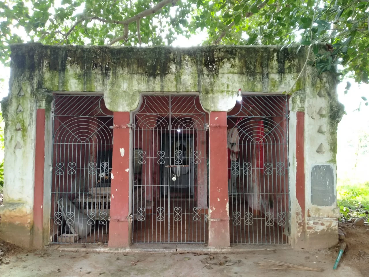 Arulmigu Veera Anjaneyar Temple, Veera Anjaneyapuram, Tiruvalangadu - 631210 அருள்மிகு வீர ஆஞ்சநேயர் திருக்கோயில், வீர ஆஞ்சநேயபுரம், திருவலங்காடு - 631210, Tiruvallur - Ancient Temple Architecture and History Image 6