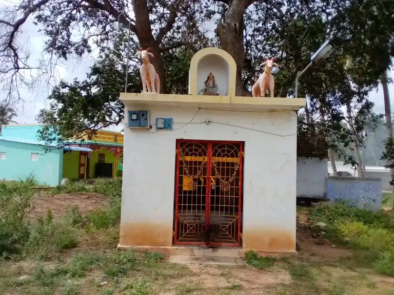 Arulmigu Veerabathiraswamy Temple, Kurumatheru - 635108 அருள்மிகு வீரபத்திரசாமி திருக்கோயில், குருமதெரு - 635108, Krishnagiri - Ancient Temple Architecture and History Image 3