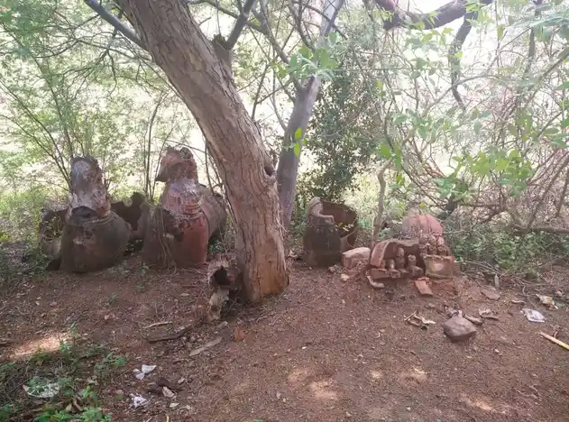 Arulmigu Veerapa Nayakkankulam Kannimaar Temple, Veerapa Nayakkankulam - 624706 அருள்மிகு விரப்ப நாயக்கன்குளம் கன்னிமார் திருக்கோயில், Veerapa Nayakkankulam - 624706, Dindigul - Ancient Temple Architecture and History Image 3
