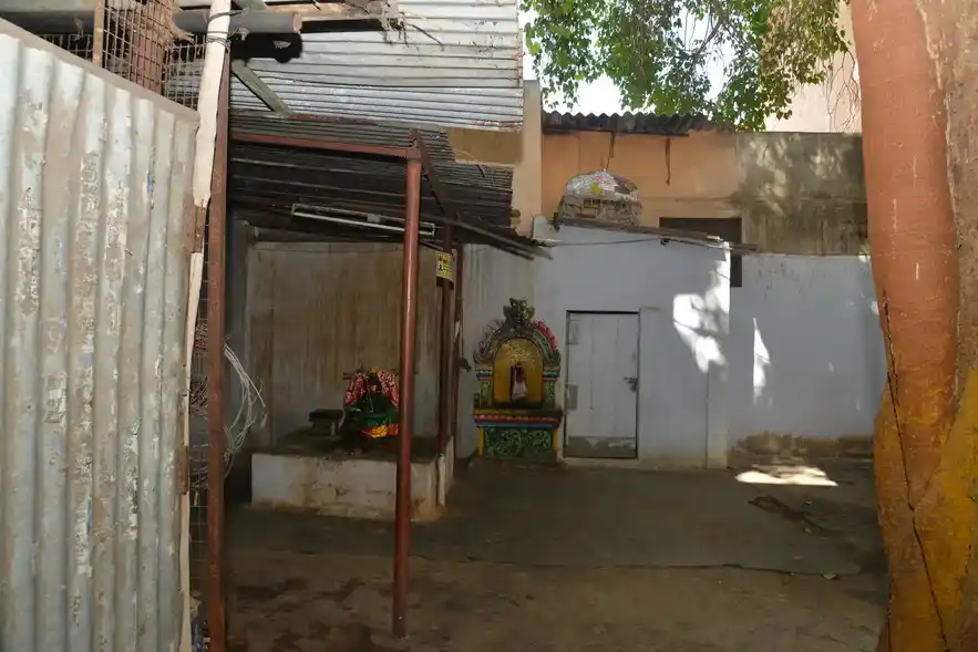 Arulmigu Veerapathara Swamy Temple, Dm Court Near, Madurai - 625001 அருள்மிகு வீரபத்திர ஸ்வாமி திருக்கோவில், மாவட்ட உரிமையியல் நீதிமன்றம் அருகில், மதுரை - 625001, Madurai - Ancient Temple Architecture and History Image 2