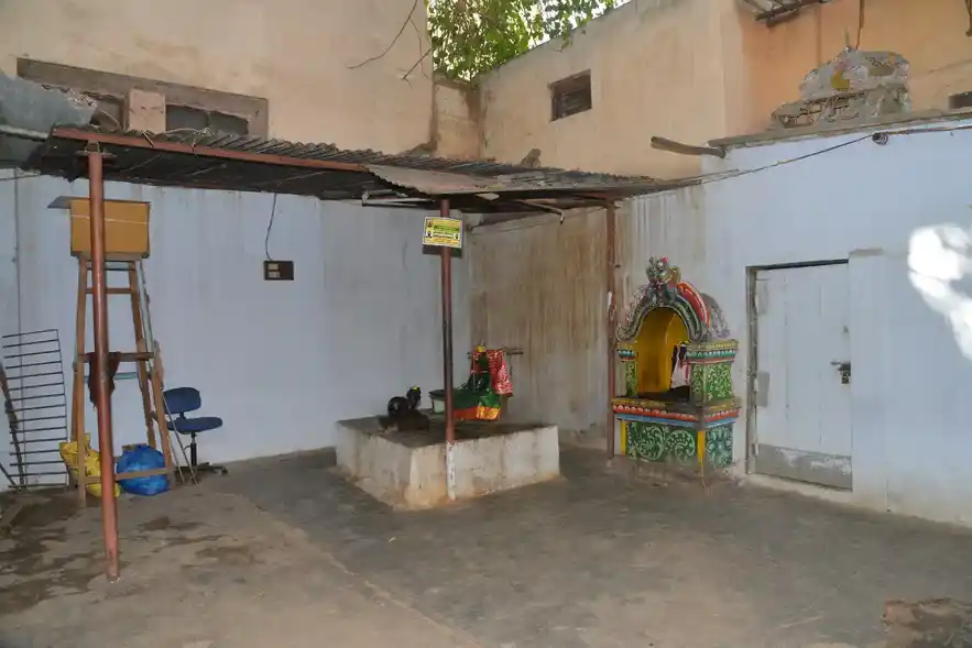 Arulmigu Veerapathara Swamy Temple, Dm Court Near, Madurai - 625001 அருள்மிகு வீரபத்திர ஸ்வாமி திருக்கோவில், மாவட்ட உரிமையியல் நீதிமன்றம் அருகில், மதுரை - 625001, Madurai - Ancient Temple Architecture and History Image 3