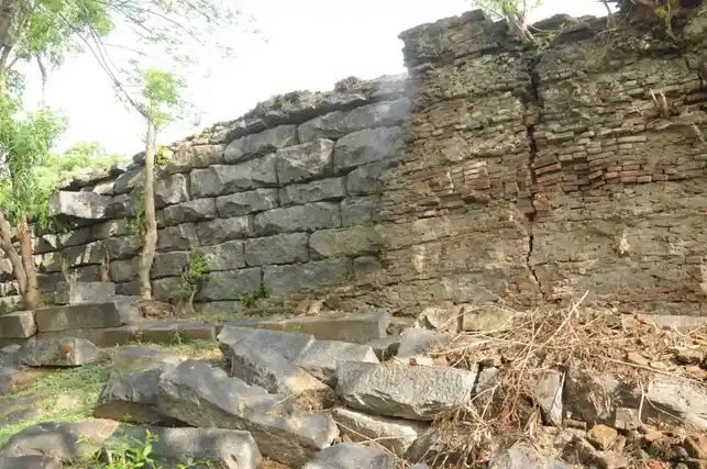 Arulmigu Veerateeswarar Pillaiyar Muthalamman Subramaniyasami Temple, Earumpundi - 606601 அருள்மிகு வீரட்டீஸ்வரர் , பிள்ளையார், முத்தாலம்மன், சுப்பிரமணிசுவாமி திருக்கோயில், Earumpundi - 606601, Tiruvannamalai - Ancient Temple Architecture and History Image 2