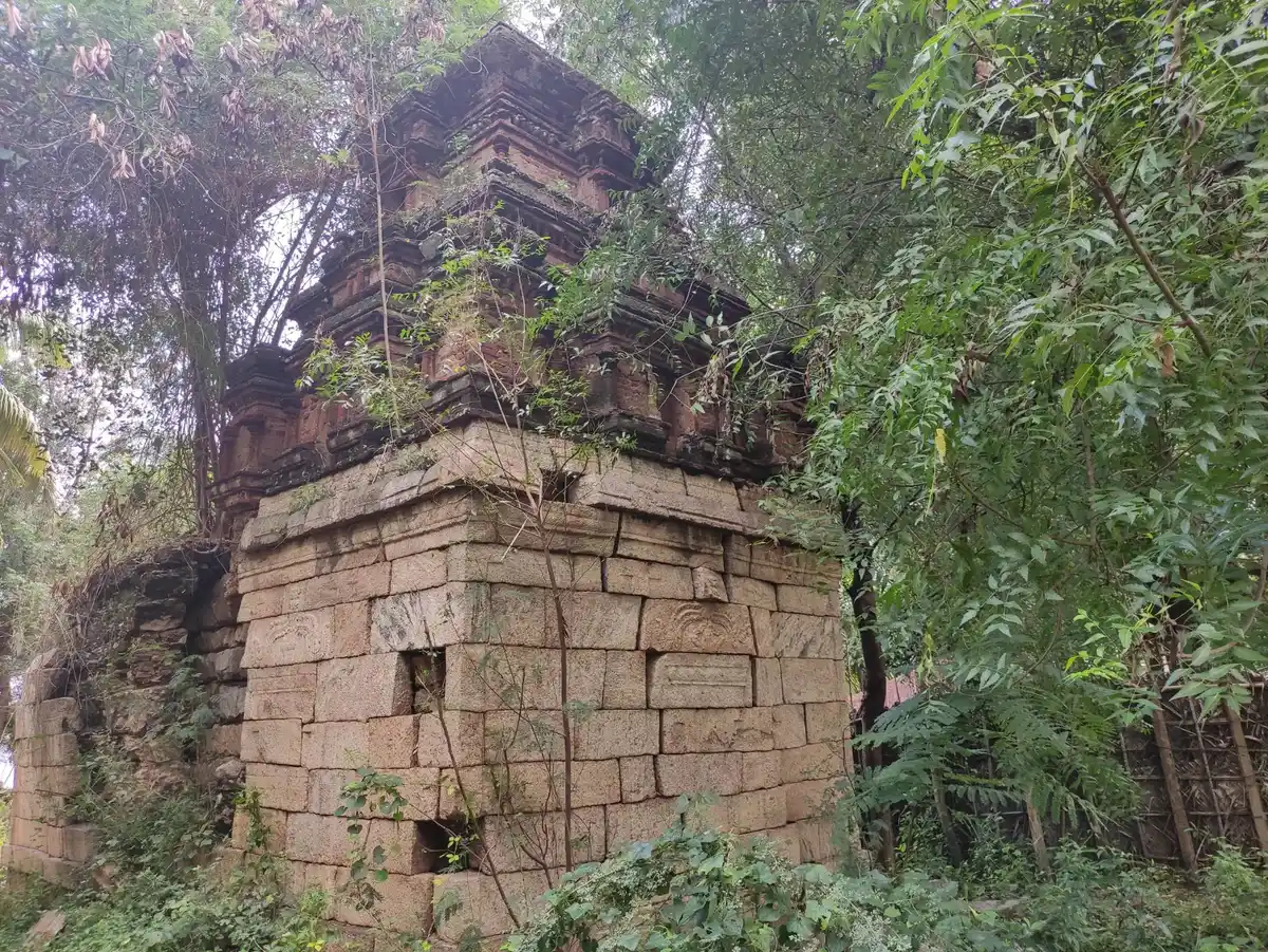 Arulmigu Velayutha Swamy And Veyilukandhaman Temple, Vilampatti - 624219 Arulmigu Velayutha Swamy And Veyilukandhaman Temple, Vilampatti - 624219, Dindigul - Ancient Temple Architecture and History Image 4