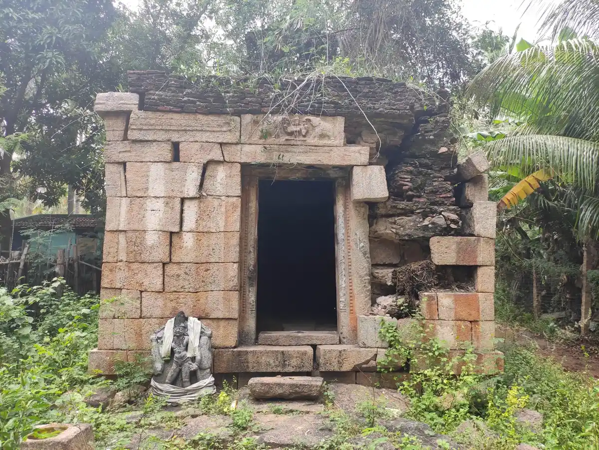 Arulmigu Velayutha Swamy And Veyilukandhaman Temple, Vilampatti - 624219 Arulmigu Velayutha Swamy And Veyilukandhaman Temple, Vilampatti - 624219, Dindigul - Ancient Temple Architecture and History Image 7