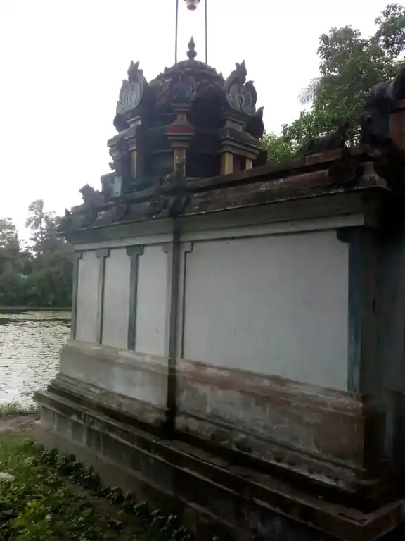 Arulmigu Velepilayar Temple, Melauthirankudy - 612604 அருள்மிகு வெள்ளைப்பிள்ளையார் திருக்கோயில், மேலஉத்திரங்குடி - 612604, Thiruvarur - Ancient Temple Architecture and History Image 2